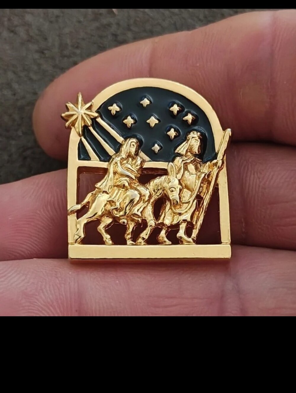 1994 Avon "Holy Family" Nativity Christmas Gold Tone & Dark Blue Enamel Pin